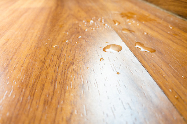 水洒在镶木地板上，从家里的空调漏出来。图片下载