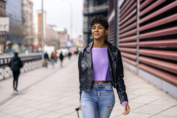 酷炫的非洲裔女游客图片下载