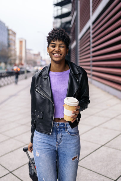 快乐的非洲游客妇女图片下载