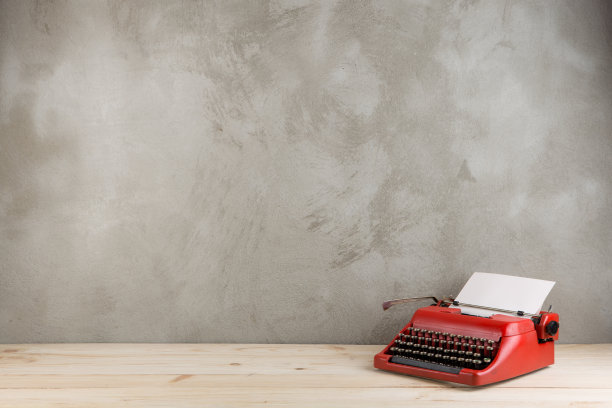 带空白纸的复古打字机：写作、新闻、博客概念图片下载