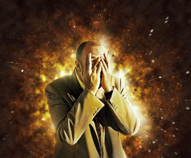 商人保护自己的脸，透过手指偷看，以防发生戏剧性的爆炸图片下载