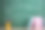 教育与阅读理念——教室里的木桌上摆放着一组组五颜六色的书籍，背景是黑板图片下载