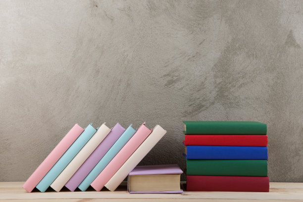 教育与阅读概念：木桌上的彩色书籍图片下载