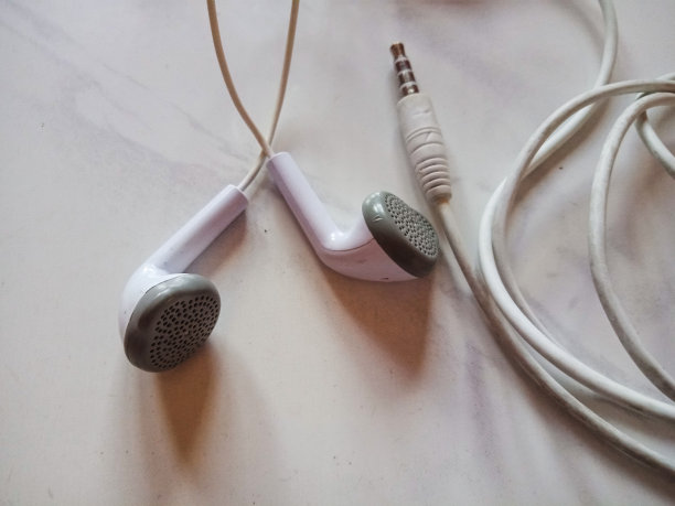 白色背景耳机图片下载