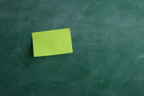 空白黑板上彩色的便利贴图片下载