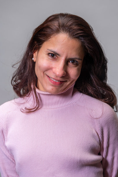 灰色背景上微笑的中东成熟女人图片下载