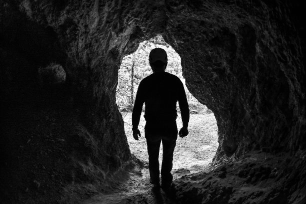 洞穴里的人图片下载