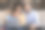 一对非洲夫妇和女儿用手机看视频图片下载