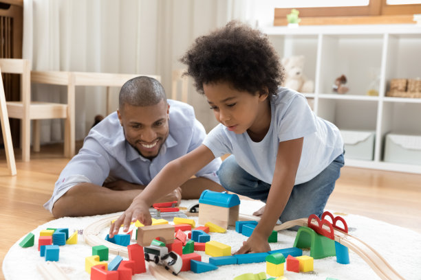 可爱的男孩和可爱的爸爸玩木头铁路和砖块图片下载