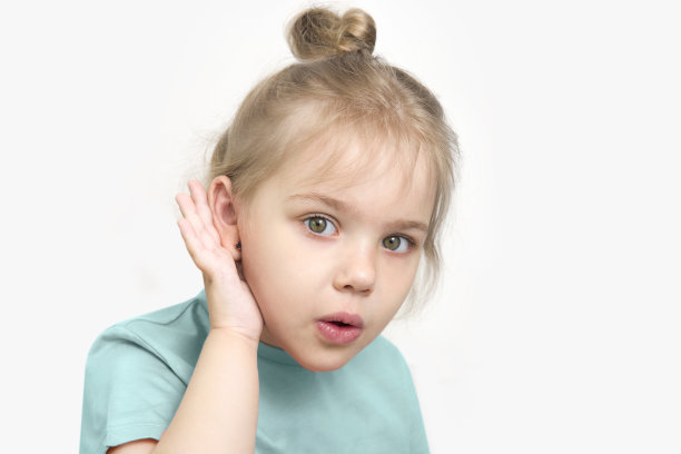 有听力问题的儿童在白色背景空白的复制空间。听力损失、症状和治疗概念。图片下载