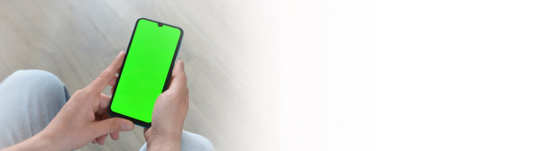 男人手持带绿色屏幕的智能手机，模型banner图片下载