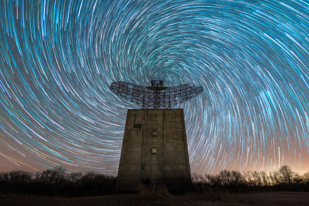 纽约英雄营蒙托克一个废弃的雷达塔后的漩涡星迹图片下载