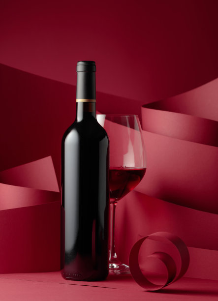 一瓶又一杯红酒。图片下载