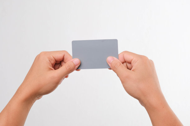 女性手里拿着空白纸名片或孤立在白色背景上的虚拟信用卡。图片下载