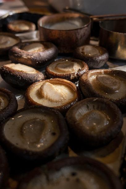 中国菜，蘑菇放在咝咝作响的盘子里烤图片下载
