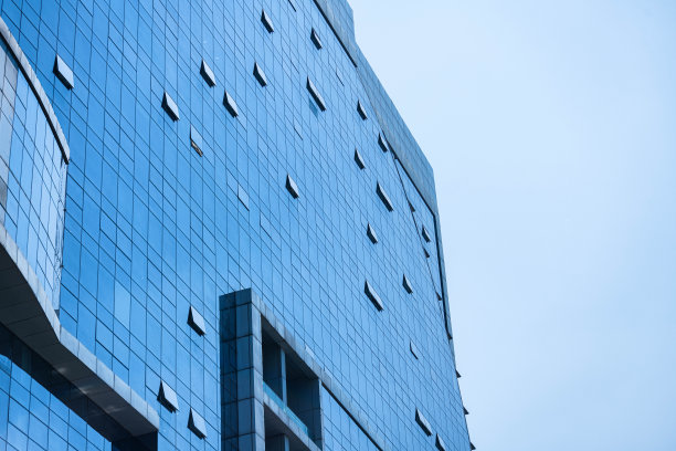 蓝天下的北京城市办公楼的低角度视角图片下载