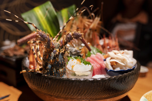 日本料理的生鱼片在餐厅图片下载