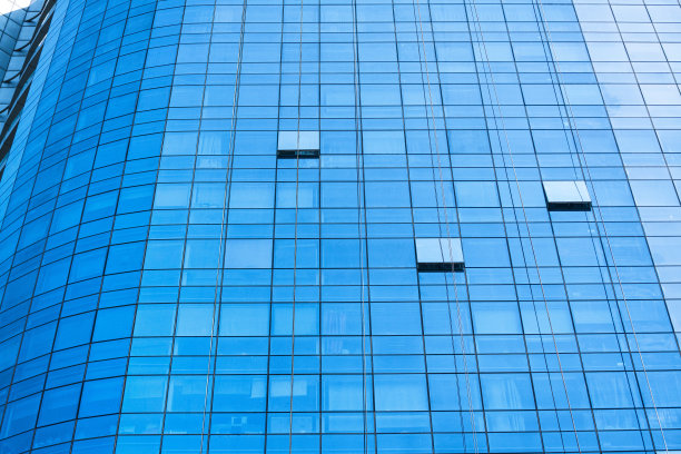 蓝天下的北京城市办公楼的低角度视角图片下载