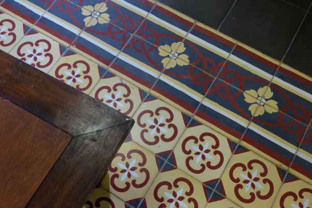 带有装饰性花朵图案的经典瓷砖图片下载