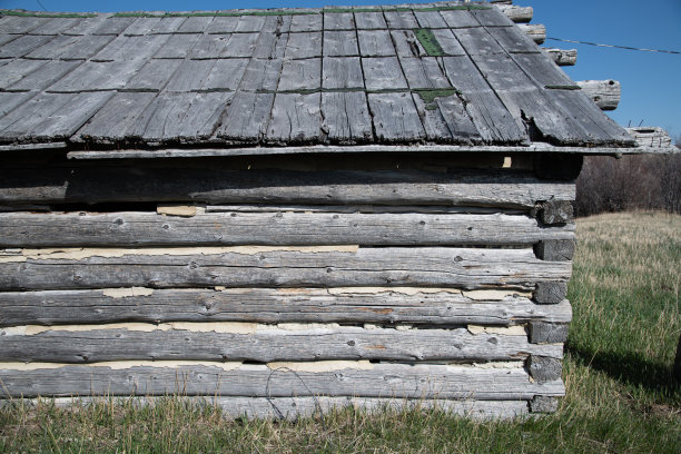 蒙大拿州北部牧场上的宅基地木屋图片下载