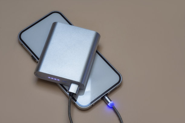 便携式充电器在浅色背景下为智能手机充电。带有白屏和电源的手机模型。图片下载