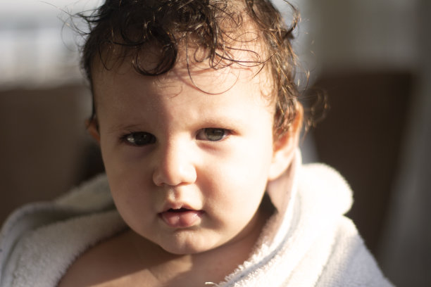 可爱的婴儿男孩躺在床上平常的照片图片下载