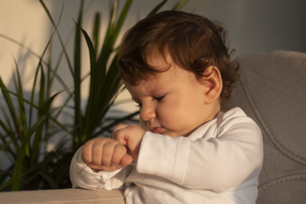 可爱的婴儿男孩躺在床上平常的照片图片下载