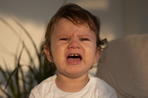 可爱的婴儿男孩躺在床上平常的照片图片下载