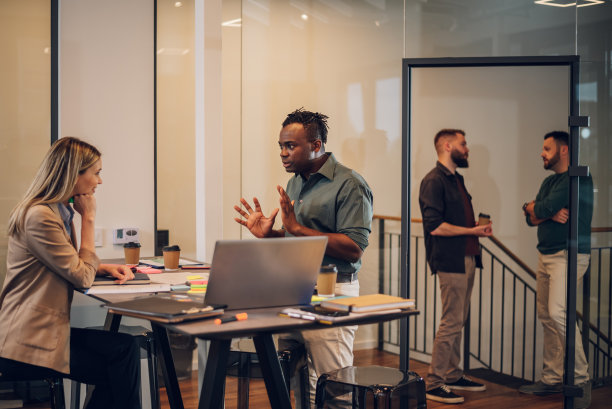 两个多种族的同事一起在办公室工作图片下载