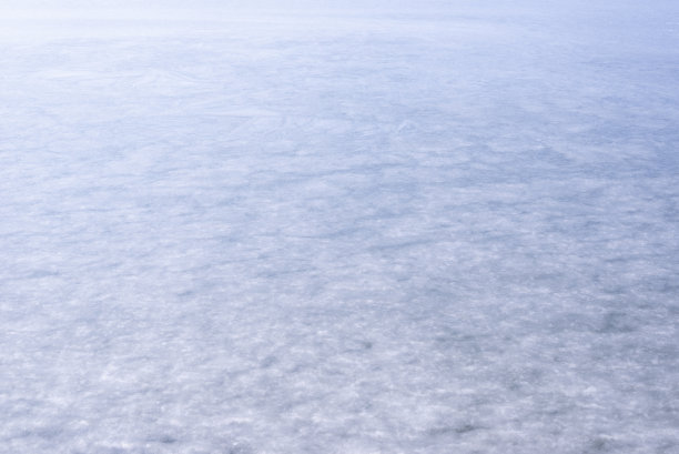 冰的自然纹理，以冰冻的湖泊为背景。图片下载