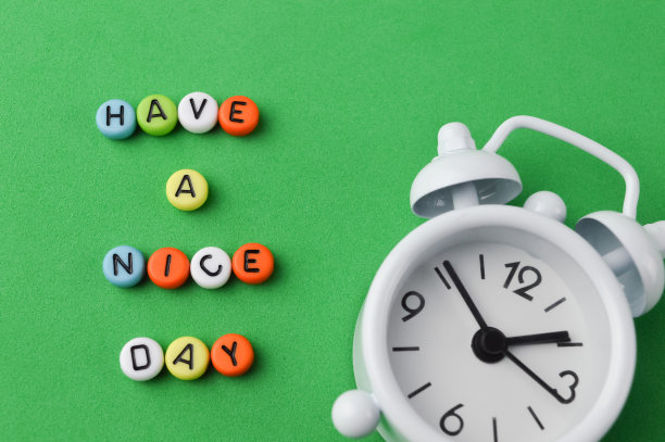 带文字的时钟和字母珠子祝你有美好的一天图片下载