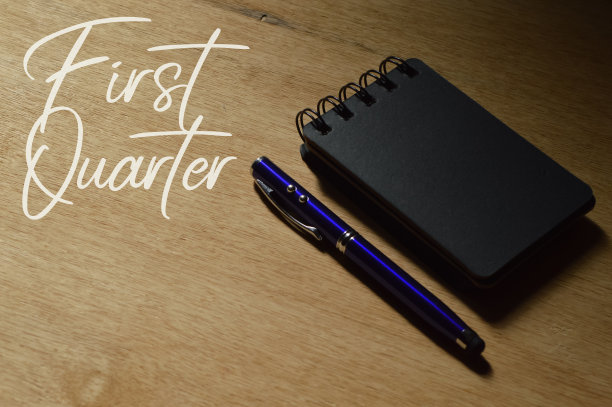 木制背景与文字写第一季。图片下载