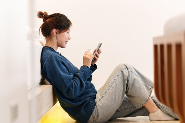 年轻的亚洲女性与朋友聊天，用智能手机查看社交媒体。生活方式的概念。图片下载