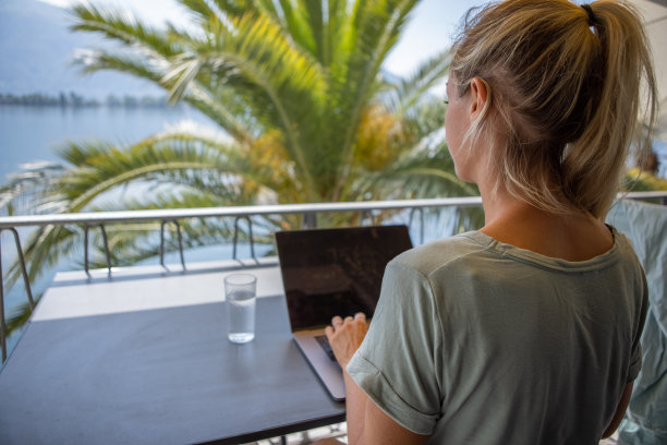 商务休闲旅行，女性手提电脑图片下载