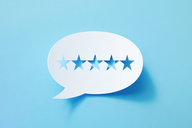 圆形白色聊天泡泡与削减星星坐在蓝色背景图片下载