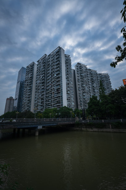 成都河畔城市天际线阴天清晨图片下载