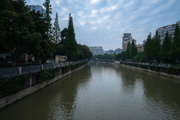 成都河畔城市天际线阴天清晨图片下载