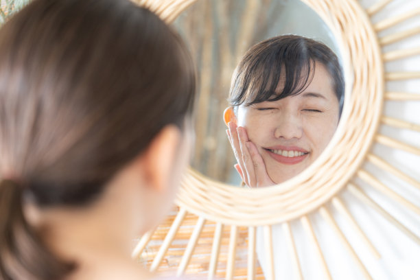 关心自己皮肤的女人图片下载