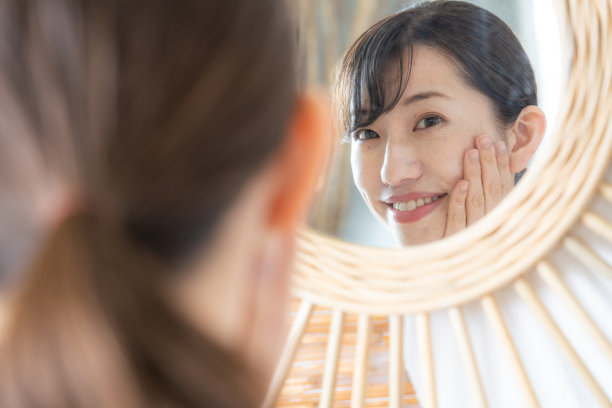 关心自己皮肤的女人图片下载