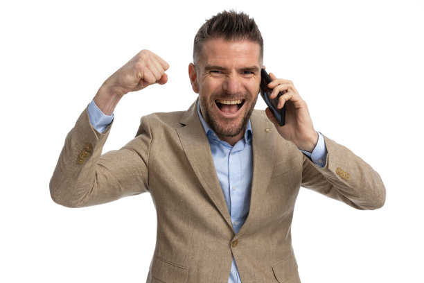 兴奋的商人打电话庆祝胜利图片下载