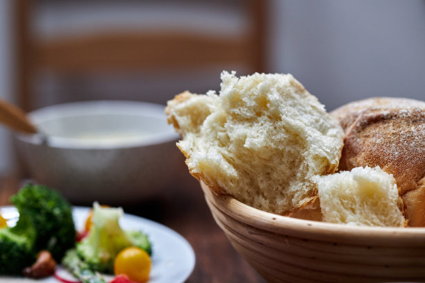 餐桌上的面包图片下载