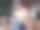 带着笔记本电脑在花园户外工作的女人，家庭办公室的概念。图片下载