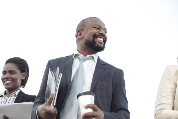 在城市里步行上班的同事图片下载