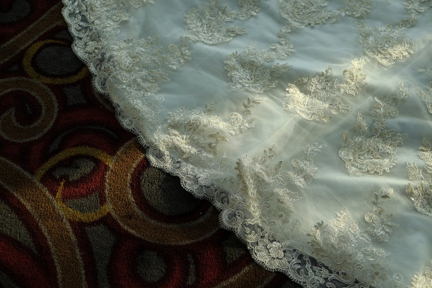 用漂亮的装饰品装饰婚纱图片下载