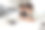 在家远程学习。孩子们使用数字平板电脑和笔记本电脑学习。男孩们躺在床上看电脑上的东西图片下载