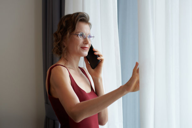 优雅的女人打电话图片下载