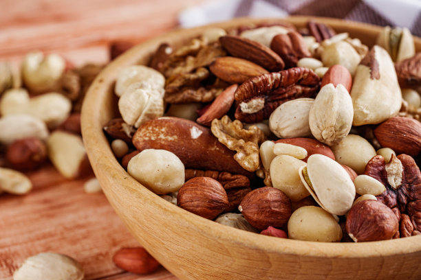 一套不同的坚果在白色丙烯酸背景图片下载