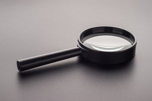 放大镜与塑料手柄上的黑暗背景，选择性聚焦图片下载