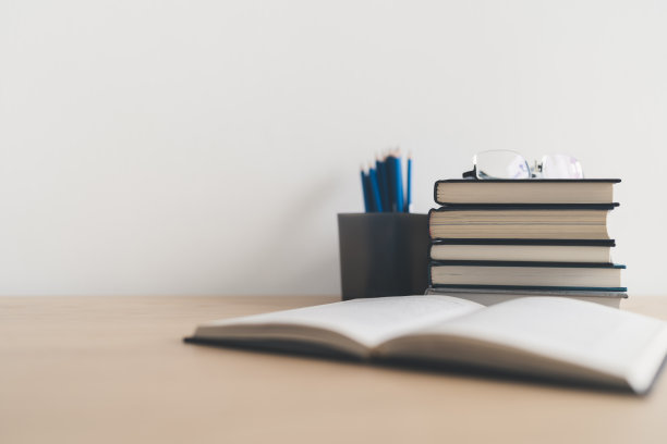 打开书和一叠课本在桌上。商业成功理念的学习、计划或工作。学习与知识认知的教育观。商人或学生培训技能图片下载