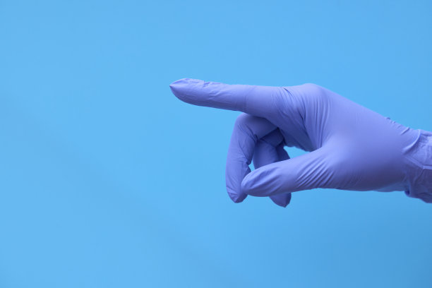 戴蓝色医用手套的手展示时间倒计时或药品数量图片下载